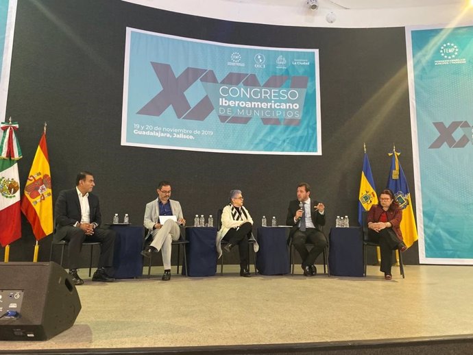 Óscar Puente (segundo por la derecha) participa en el XXXI Congreso Iberoamericano de Municipios.