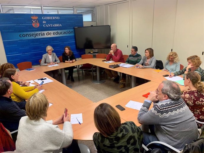 La consejera de Educación, FP y Turismo, Marina Lombó, se reúne con miembros del comité de empresa del Gobierno de Cantabria