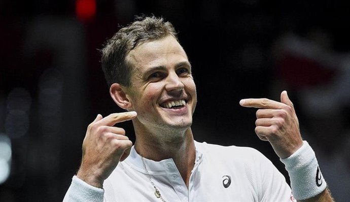 Vasek Pospisil celebra su victoria ante Reilly Opelka en las Finales de la Copa Davis