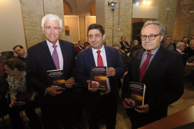 Francisco Reyes, en el centro, durante la presentación del libro 'Las mentiras del separatismo (Cataluña y Quebec)'