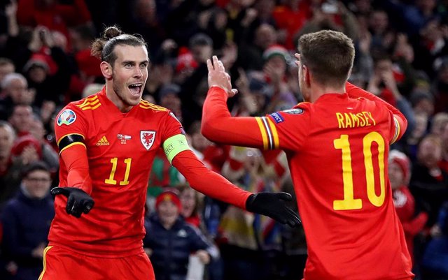 Aaron Ramsey y Gareth Bale celebran la clasificación de Gales a la Eurocopa 2020