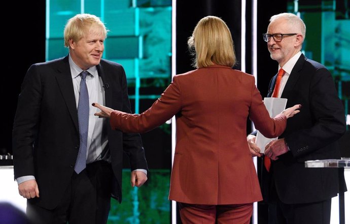 El primer ministro de Reino Unido, Boris Johnson (i), y el líder del Partido Laborista, Jeremy Corbyn (d), durante un debate televisado