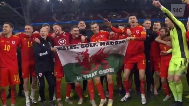 Bale posa con la bandera de 'Gales, golf, Madrid, en ese orden'