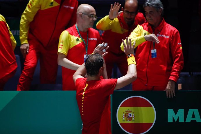 Rafael Nadal celebra con el banquillo español su triunfo ante Kachanov en las Finales de la Copa Davis