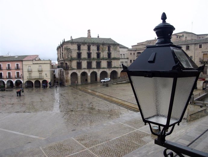 Plaza Mayor de Trujillo, farola, iluminación, lluvia