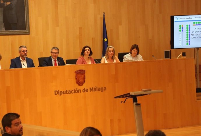 El presidente de la Diputación de Málaga junto a los vicepresidentes Juan Carlos Maldonado, Margarita del Cid, María Francisca Caracuel y Natacha Rivas en el pleno de organización de la institución.