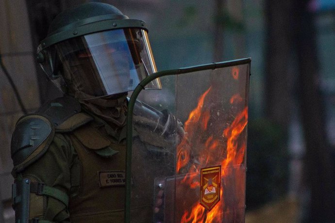 Un oficial durante las protestas de Chile. 