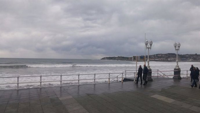 La Playa de San Lorenzo, en Gijón, con fuerte oleaje.