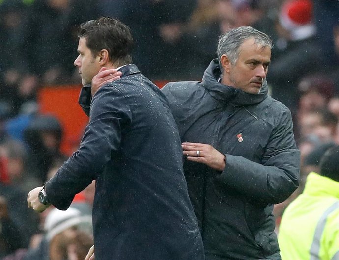 José Mourinho saluda a Mauricio Pochettino tras un Manchester United-Tottenham