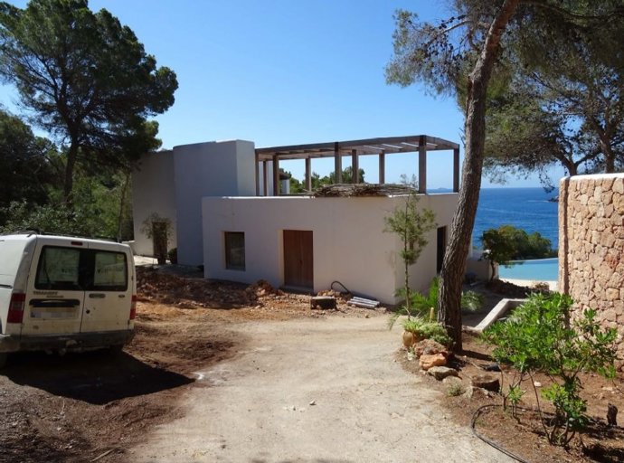 Multan con 82.000 euros a un particular por realizar obras en una zona de servidumbre de costas en Ibiza