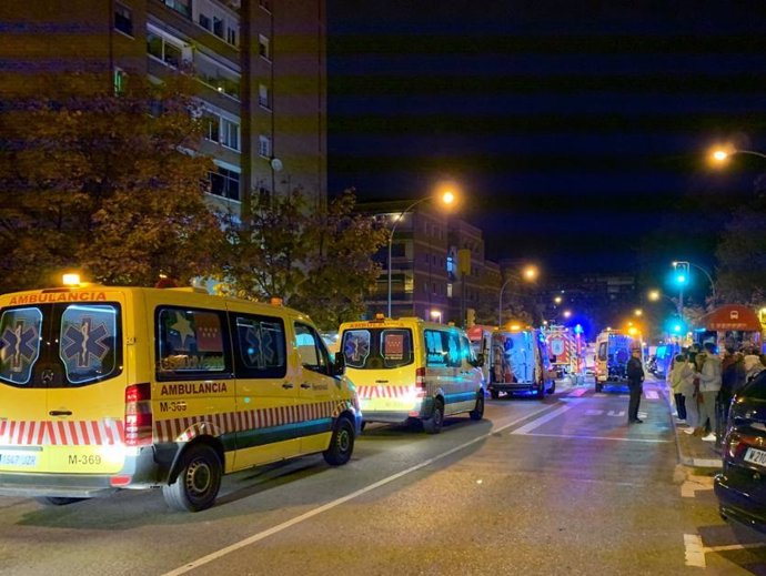 Efectivos del SUMMA y bomberos de la Comunidad de Madrid y el Ayuntamiento de Leganés intervienen en un incendio en un edificio de la calle Rioja.
