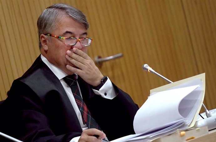 El abogado de los cuatro miembros de La Manada, Agustín Martínez Becerra (d) durante el juicio por los hechos acaecidos en Pozoblanco que se celebra en la ciudad de la Justicia de Córdoba a 18 de noviembre del 2019