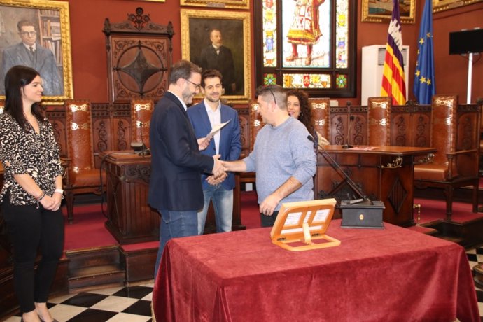 El alcalde de Palma, José Hila, en la toma de posesión de los nuevos funcionarios.