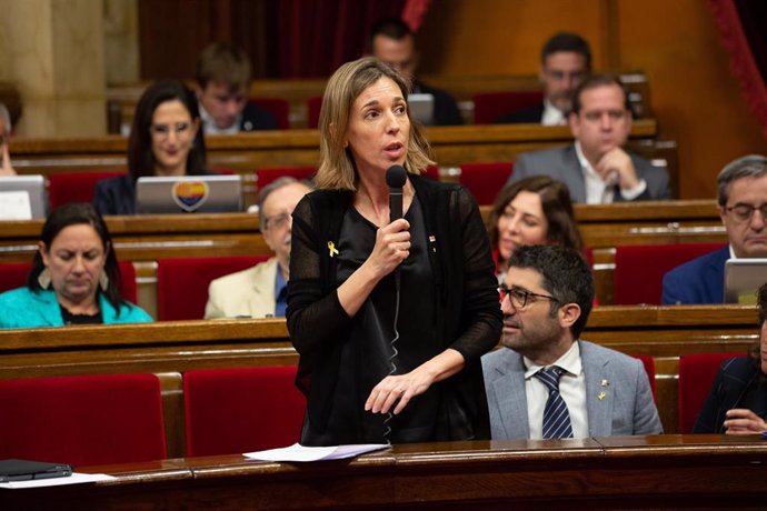 La consellera de Empresa, ngels Chacón, interviene desde su escaño en una sesión plenaria en el Parlament de Catalunya.