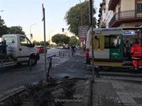 Herido leve en Sevilla un joven con un patinete tras chocar con un camión al invadir posiblemente la calzada