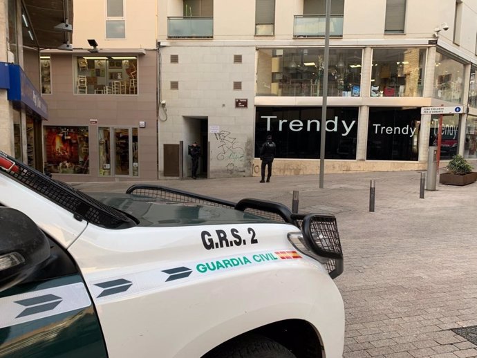 Agentes de la Guardia Civil realizan un registro en Lleida, en el marco de una operación antidrogra en las provincias de Barcelona, Lleida, Huesca y Baleares.