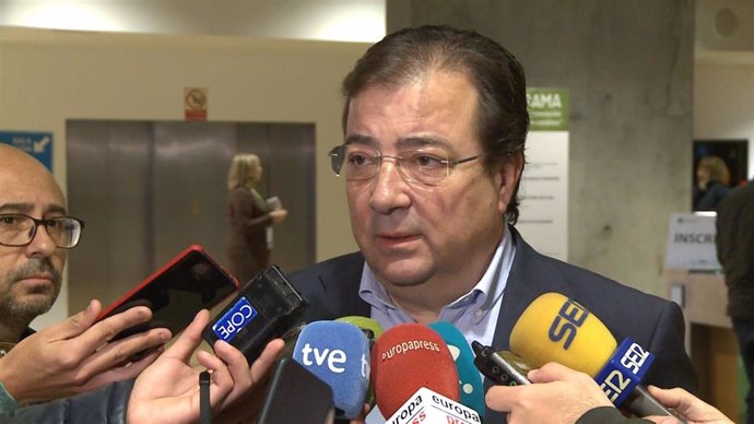 El presidente de la Junta, Guillermo Fernández Vara, atiende a los medios de comunicación