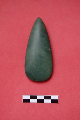 Hacha prehistórica de jade donada en 2010 al museo de Valencina