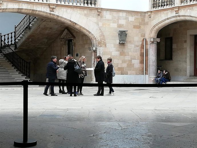 Los diputados y senadores del PP y del PSIB se saludan en el patio de la Audiencia Provincial.