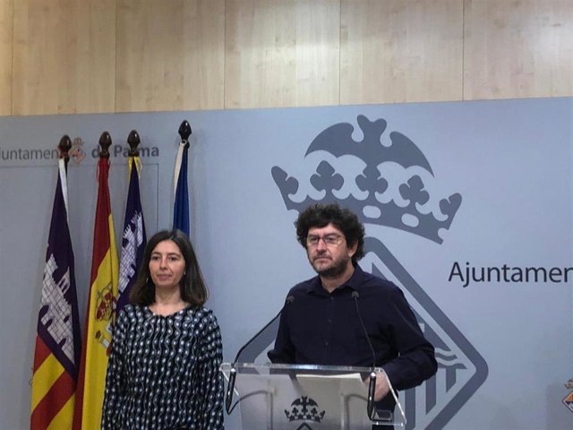 La regidora de Modelo de Ciudad, Vivienda Digna y Sostenibilidad del Ayuntamiento de Palma, Neus Truyol; y el portavoz del equipo de gobierno, Alberto Jarabo.