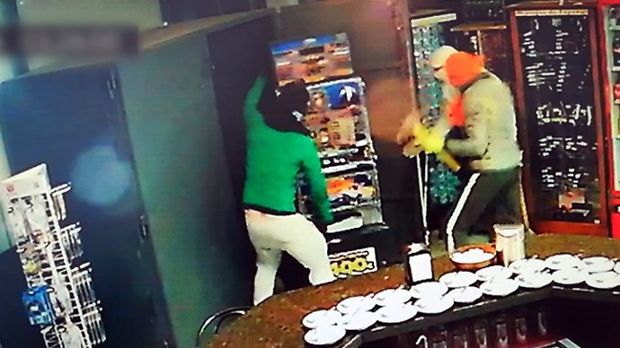 Imagen de la cámara de seguridad de uno de los establecimientos asaltados en la que aparecen tres de los presuntos delincuentes detenidos.