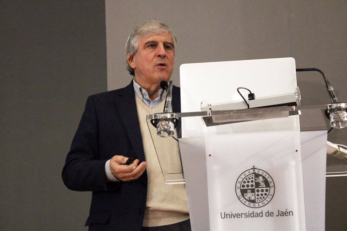 El investigador jiennense José López Barneo en la conferencia sobre Alzheimer ofrecida en la UJA