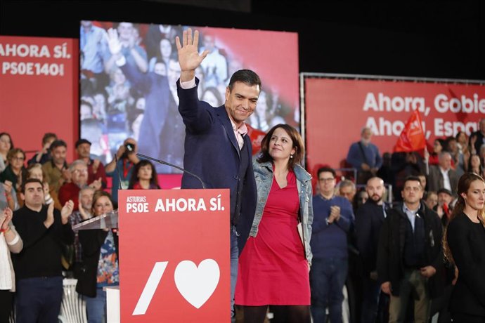 El presidente del Gobierno en funciones, Pedro Sánchez, y la cabeza de lista socialista por Asturias al Congreso de los Diputados, Adriana Lastra, intervienen en un mItin del PSOE en Gijón (España) el 5 de noviembre de 2019.