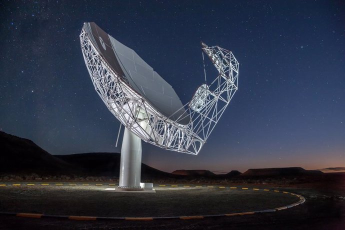 El nuevo radiotelescopio MeerKAT espía una emisión única en la galaxia