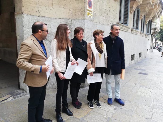 Los senadores y diputado del PSIB, Cosme Bonet, Susanna Moll y Pere Joan Pons, posan junto a las diputadas de Unidas Podemos, Antnia Jover y Lucía Muñoz, tras recoger sus credenciales.