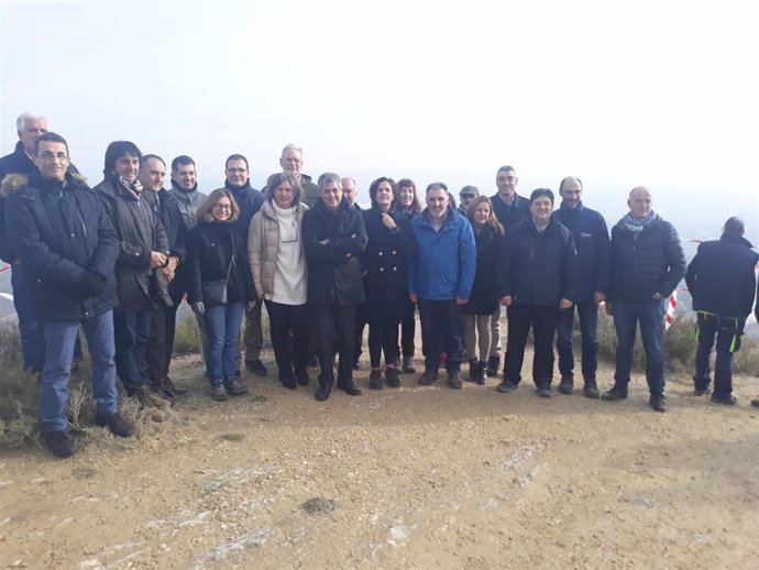Representantes del Ministerio para la Transición Ecológica, la CHE y los Gobiernos de Navarra, Aragón y La Rioja en la visita a Funes