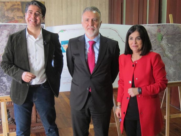 El presidente del Cabildo de Tenerife, Pedro Martín, el presidente de Canarias, Ángel Víctor Torres y la consejera de Economía y Conocimiento, Carolina Darias, en la presentación del proyecto de cierre del anillo insular de Tenerife
