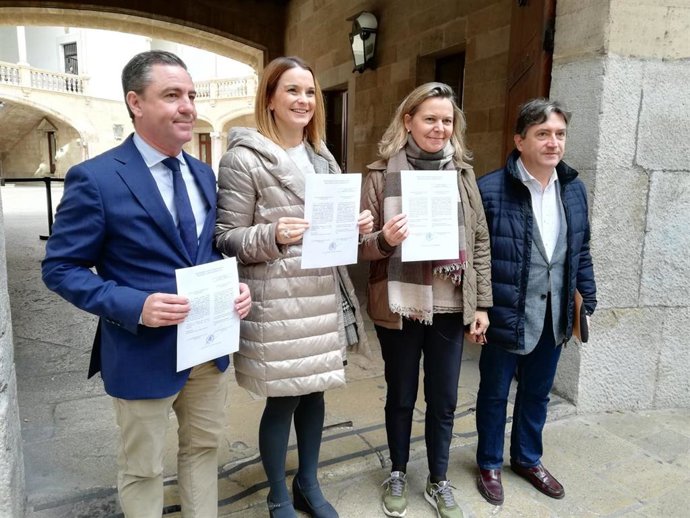 Los diputados electos del PP por Baleares, Miquel Jerez y Marga Prohens, y la elegida senadora, Maria Salom, posan con sus credenciales acompañados de Mauricio Rovira.