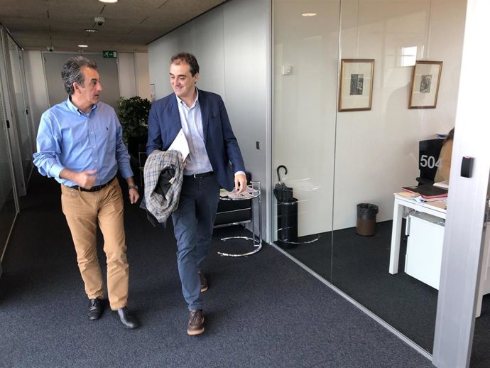 El consejero de Innovación, Industria, Transporte y Comercio, Francisco Martín, y el alcalde de Alfoz de Lloredo, Enrique Bretones