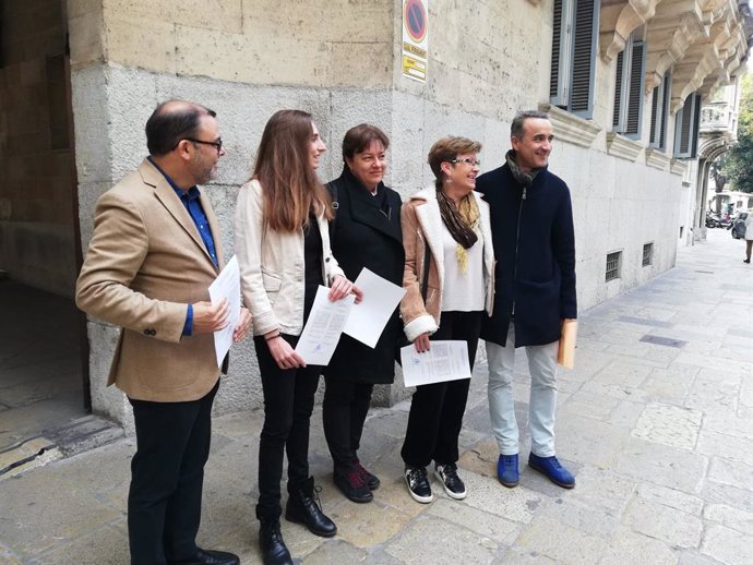 Els senadors i diputat del PSIB, Cosme Bonet, Susanna Moll i Pere Joan Pons, posen al costat de les diputades d'Unides Podem, Antnia Jover i Lucía Muñoz, després de recollir les seves credencials.