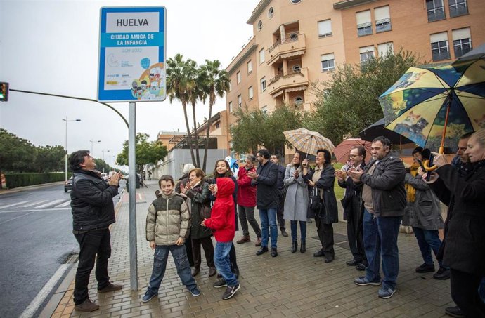 Huelva estrena el cartel de 'Ciudad amiga de la Infancia'.