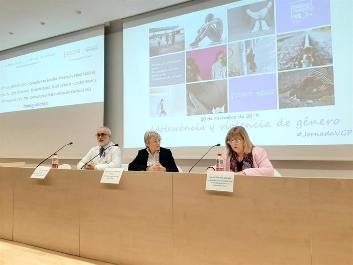 Barceló (centro) presenta el protocolo