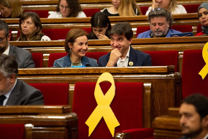 Anna Caula y Sergi Sabri (ERC) en el pleno del Parlament