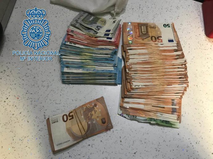 Dinero incautado en dos registros domiciliarios en Sevilla procedente del tráfico de drogas.