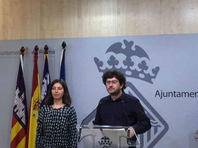 La regidora de Model de Ciutat, Habitatge Digne i Sostenibilitat de l'Ajuntament de Palma, Neus Truyol; i el portaveu de l'equip de govern, Alberto Jarabo.