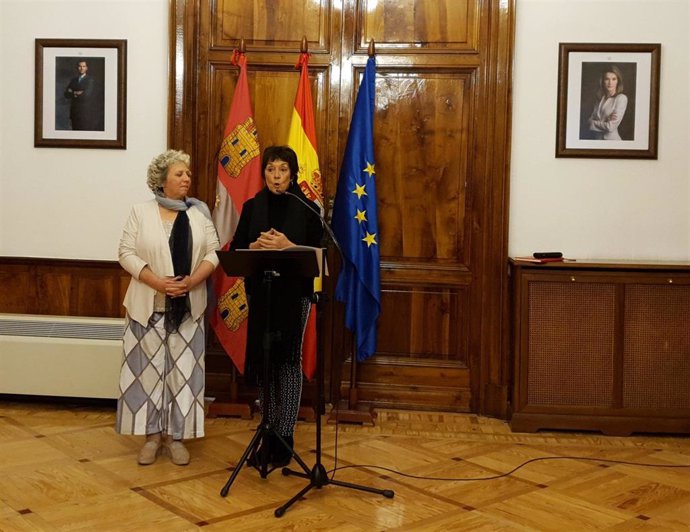 La delegada del Gobierno en CyL, Mercedes Martín, junto a la subdelegada en Salamanca, Encarnación Pérez.