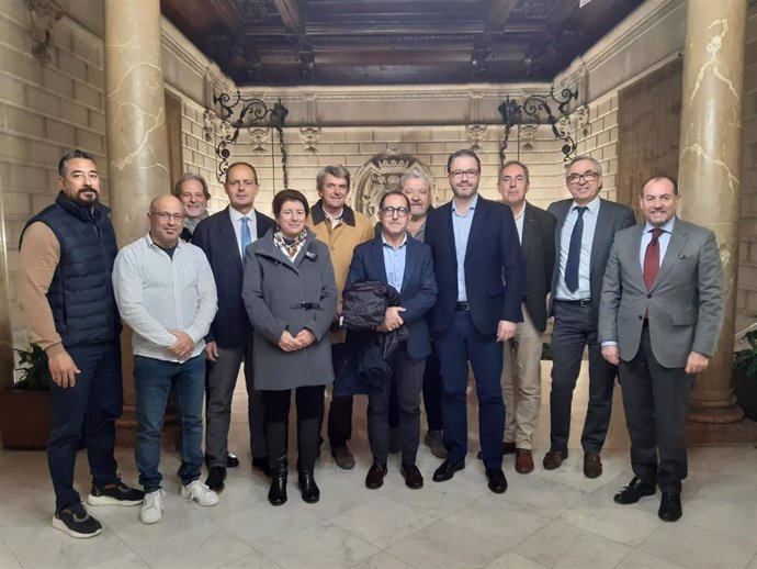 El alcalde de Palma, José Hila, se reúne con miembros de la nueva junta directiva del Real Club Náutico de Palma