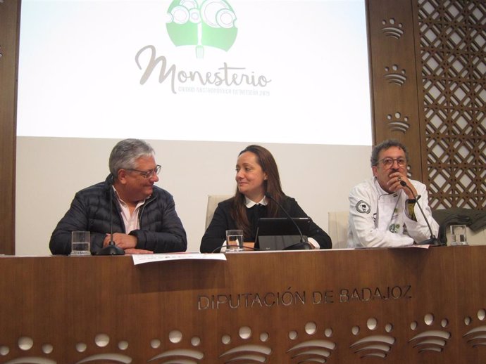 Autoridades en la presentación de unas jornadas gastronómicas de Monesterio