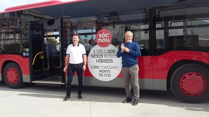 El alcalde de Valncia, Joan Ribó, y el concejal de Movilidad Sostenible y presidente de la EMT, Giuseppe Grezzi, en una imagen reciente junto a un autobús de la compañía pública.  