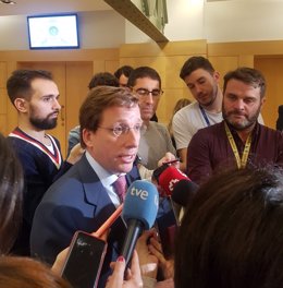 José Luis Marínez-Almeida, alcalde de Madrid, atiende a los medios