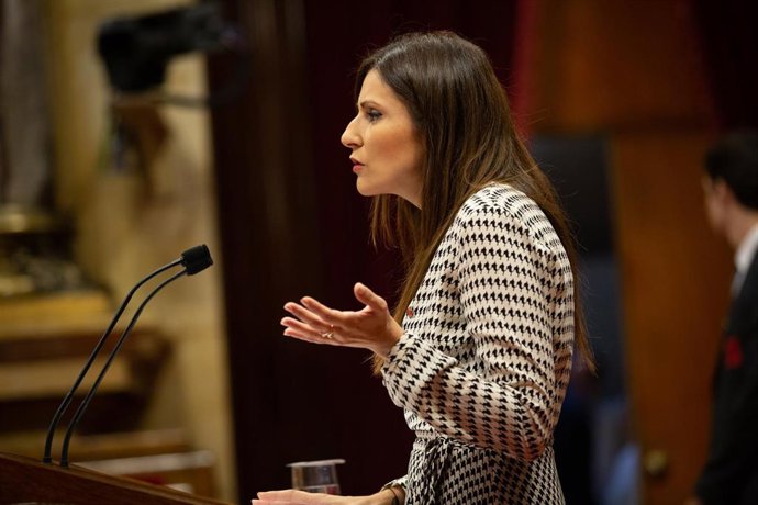 La portavoz de Ciudadanos en el Senado y portavoz en el Parlament de Cataluña, Lorena Roldán, durante su intervención en el debate sobre política general en el Parlament de Catalunya.