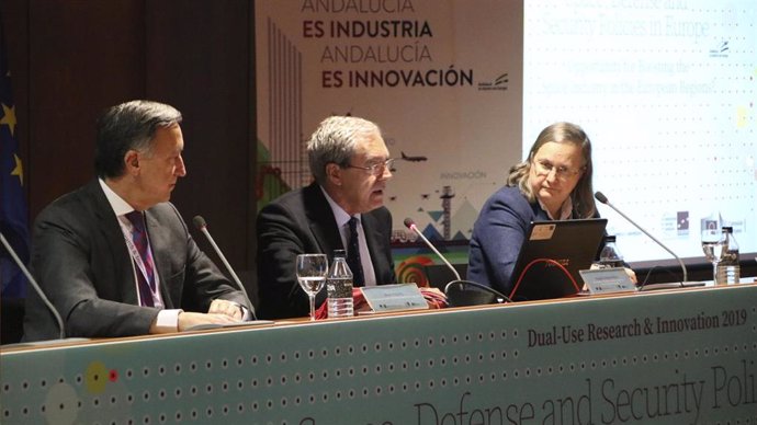 El consejero de Economía, Conocimiento, Empresas y Universidad, Rogelio Velasco, en la V Conferencia Internacional sobre Tecnologías de Uso Dual, en La Rinconada (Sevilla).