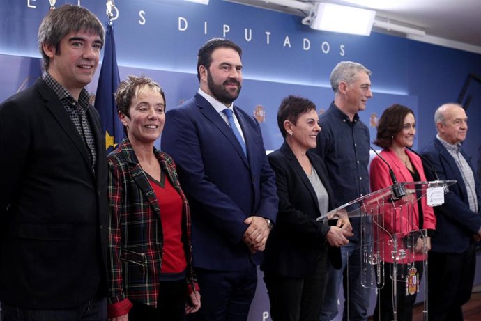 La portavoz de EH Bildu, Mertxe Aizpurua (c), ofrece una rueda de prensa acompaña de los diputados de EH Bildu, Gorka Elejabarrieta (1i), Bel Pozueta (2i), Jon Iñarritu (3i); Oskar Matute (3d); Idurre Bideguren (2d); e Iñaki Ruiz de Pinedo (1d), en el C
