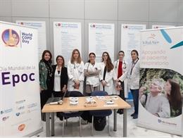 De izquierda a derecha, Virginia Moros (Responsable Marketing y Satisfacción Pacientes) y Rosa Fonseca (Directora de la Delegación en Zona Centro de VitalAire),  junto a miembros del servicio de Neumología del Hospital Universitario La Princesa de Madri