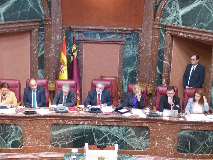 La mesa de la Asamblea, durante el pleno de control al Consejo de Gobierno