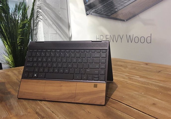 HP amplía su gama premium en España con el portátil Envy Wood con diseño en made